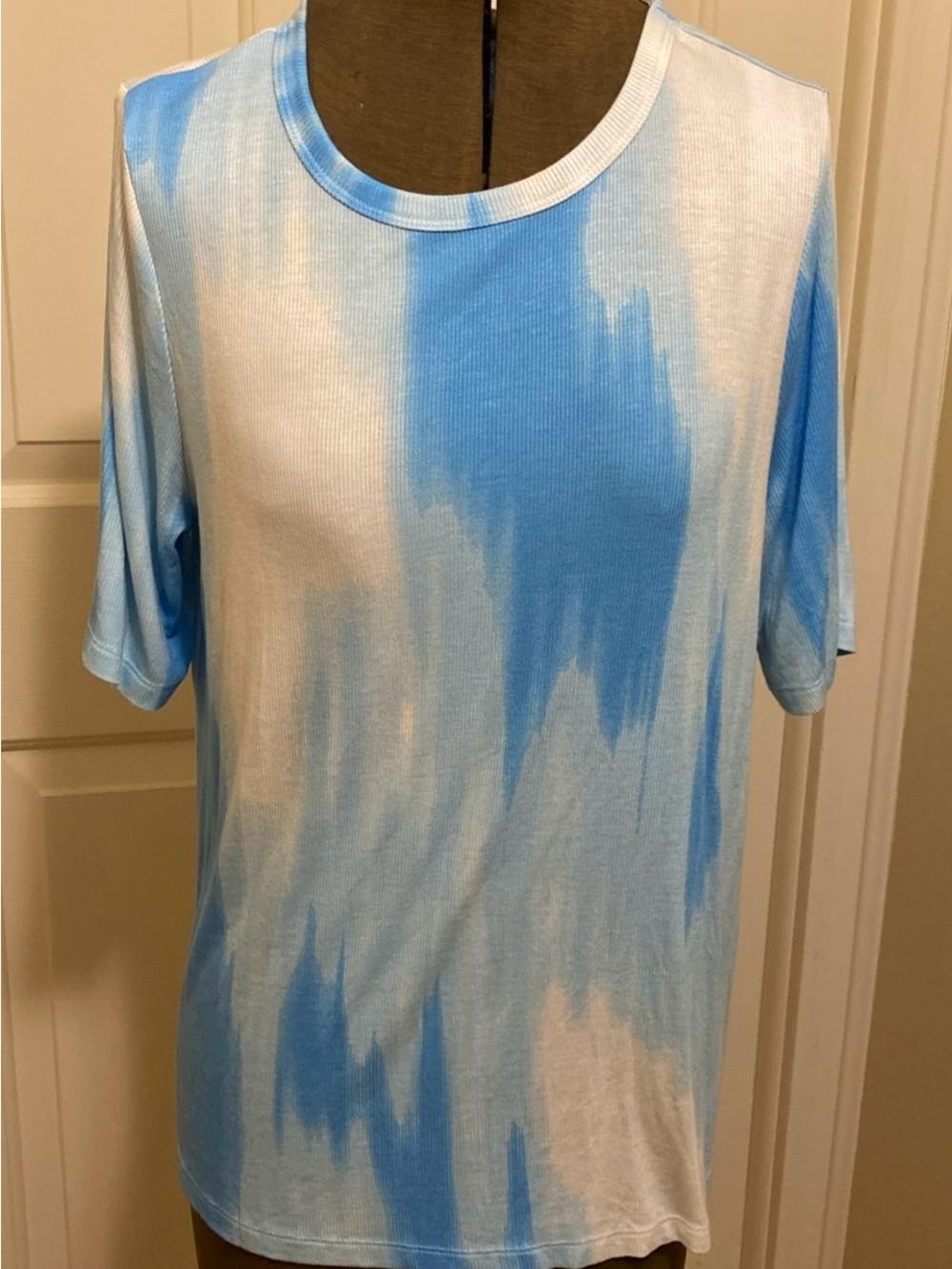 LuLaRoe Light Blue & White Tie-Dye Short Sleeve Womens Tee -J26